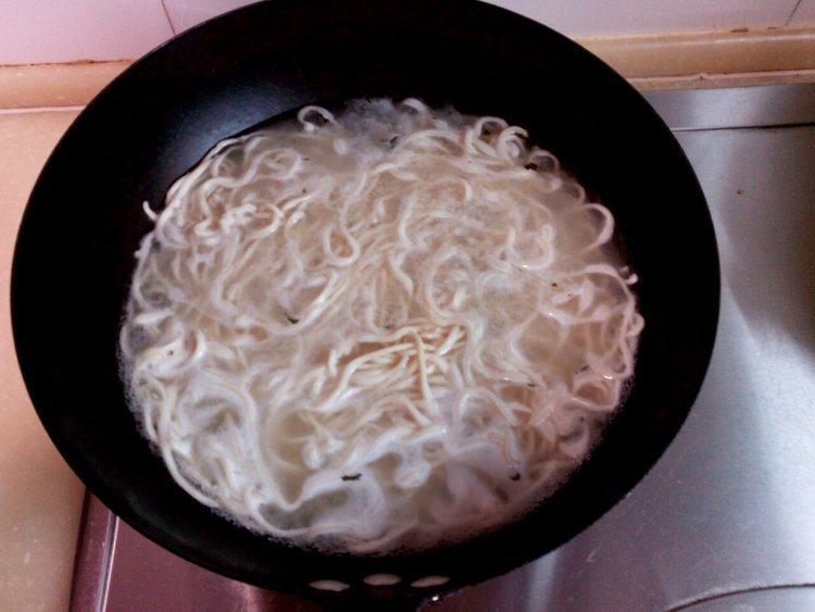 雪菜虾仁面步骤10