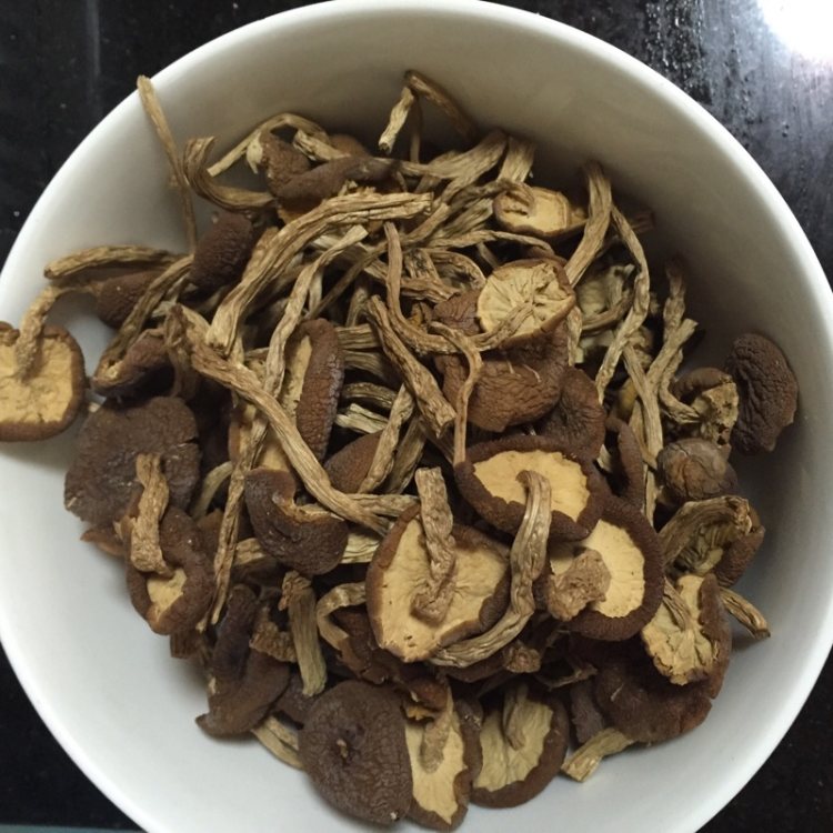 茶树菇烧五花肉步骤1
