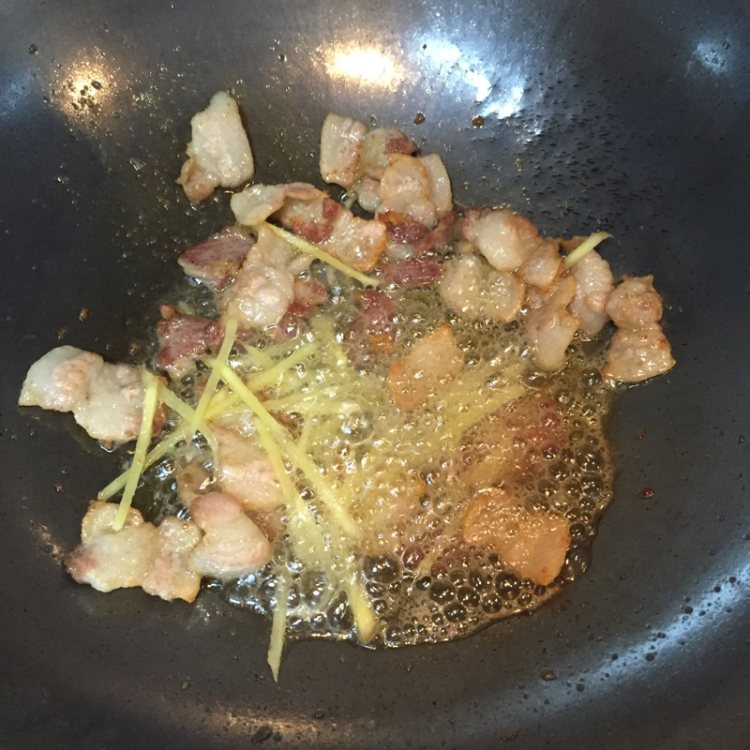 五花肉炒咸菜步骤5