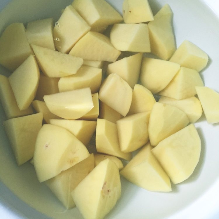 土豆焖五花肉步骤2