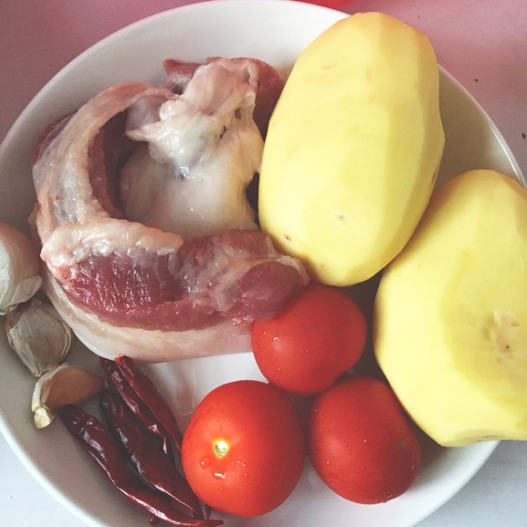 土豆焖五花肉步骤1