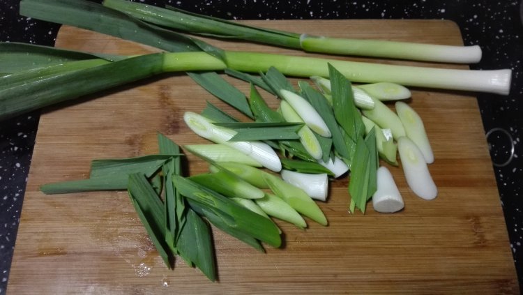 五花肉炒青蒜步骤1