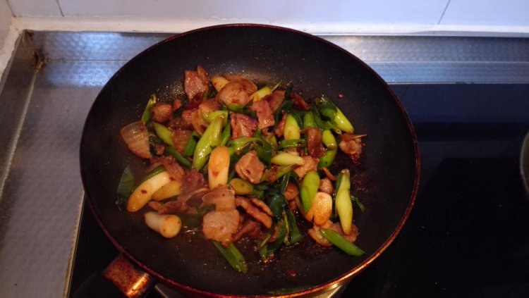 五花肉炒青蒜步骤6