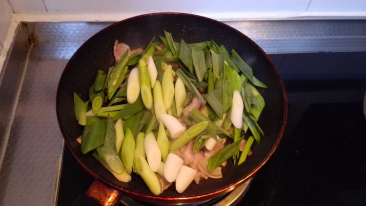五花肉炒青蒜步骤4