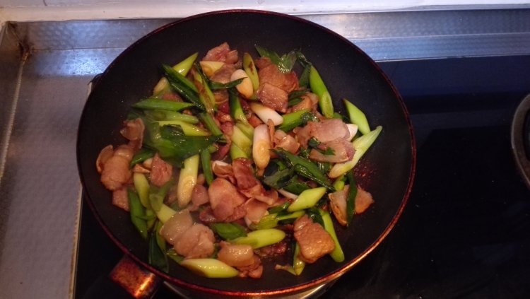 五花肉炒青蒜步骤5