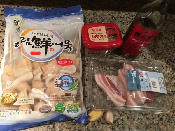 韩式辣炒五花肉鱼饼步骤1