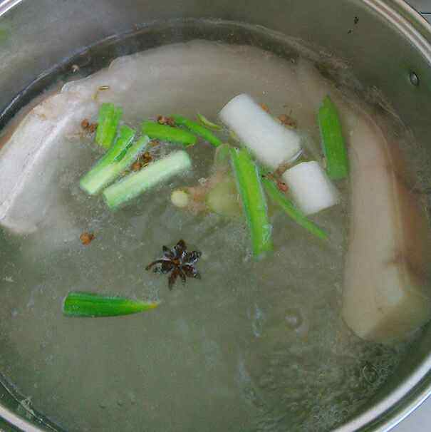 酸菜氽白肉步骤2