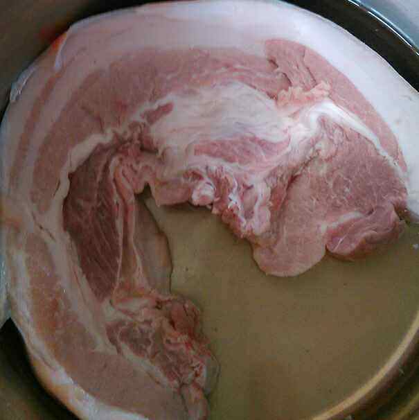 酸菜氽白肉步骤1