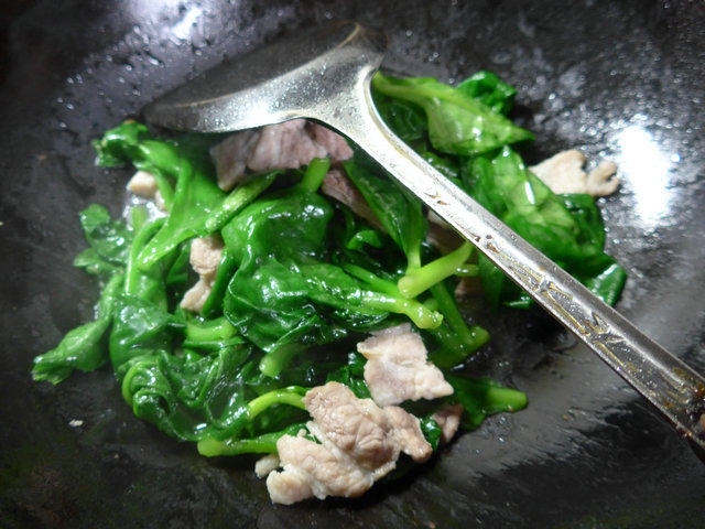 五花肉炒木耳菜步骤6
