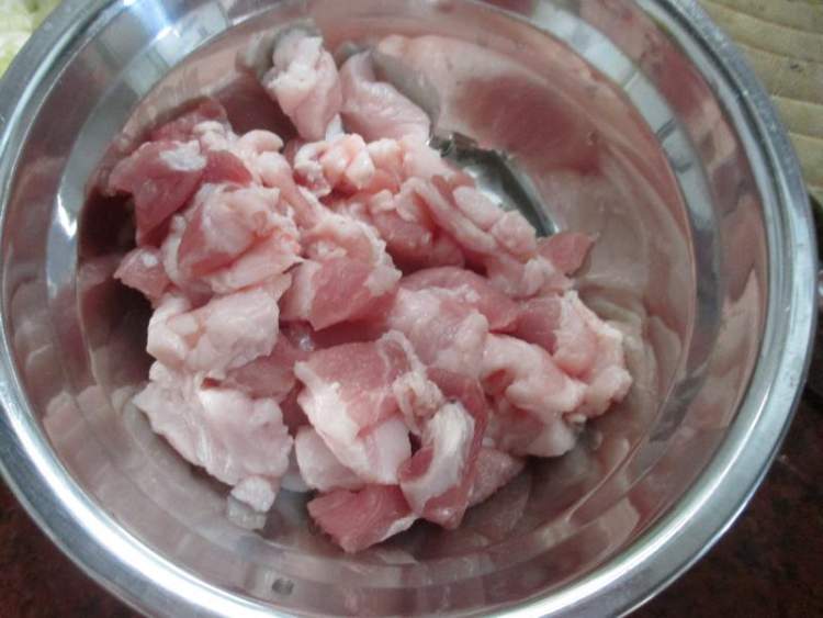 腩肉炖白菜粉条步骤1