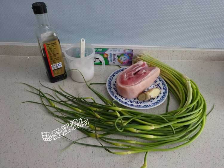 肉丝炒蒜薹#多效护理步骤1