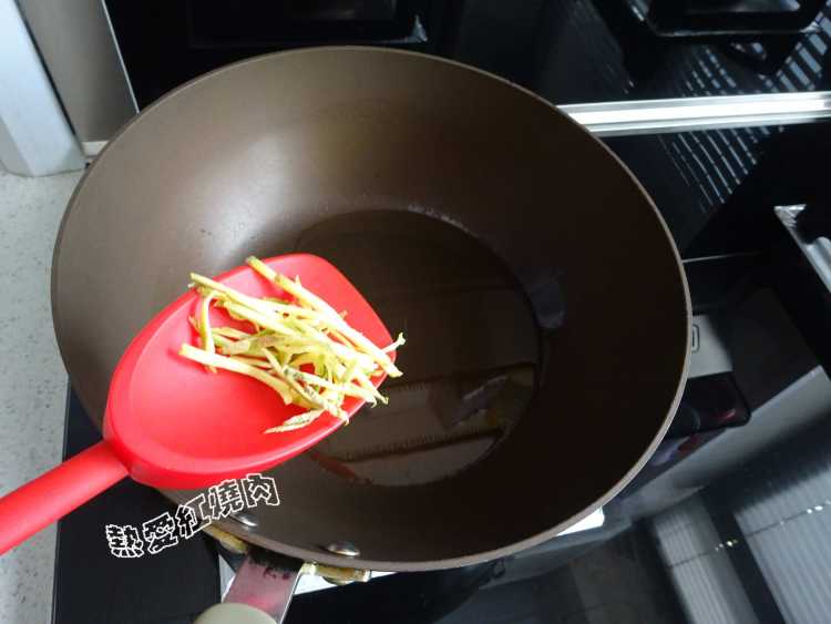 肉丝炒蒜薹#多效护理步骤4