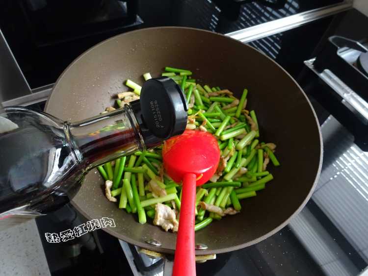肉丝炒蒜薹#多效护理步骤8