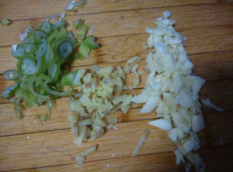 肉末烧茼蒿步骤1