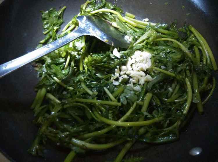 肉末烧茼蒿步骤5