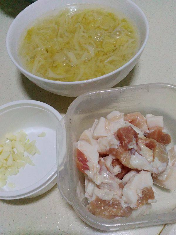 酸菜五花肉步骤2