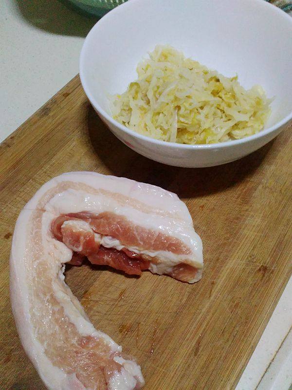 酸菜五花肉步骤1