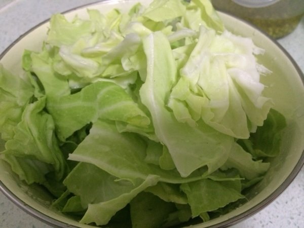 手撕包菜炒肉步骤1