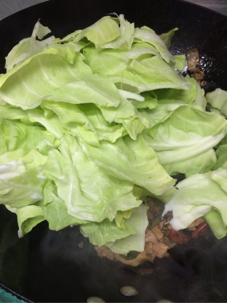 手撕包菜炒肉步骤5