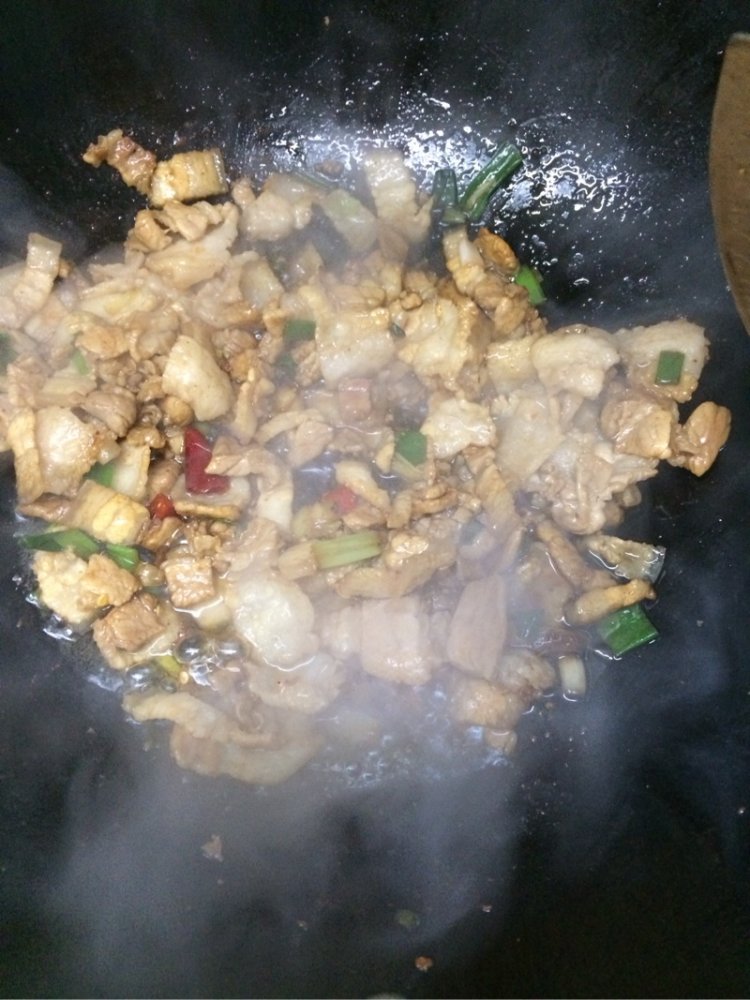 手撕包菜炒肉步骤4