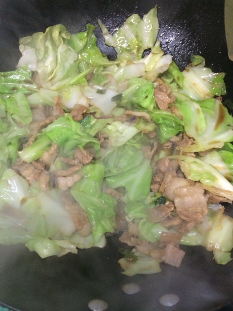 手撕包菜炒肉步骤7