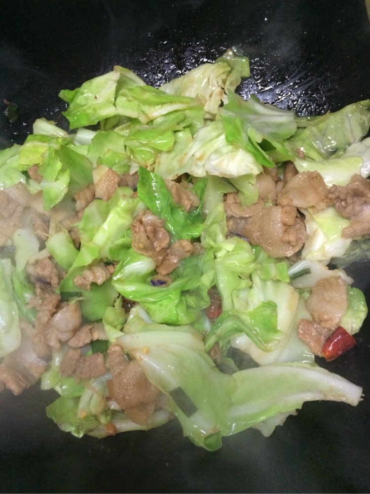 手撕包菜炒肉步骤6