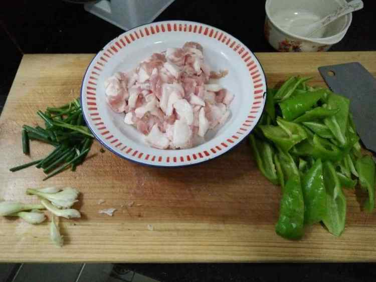 酱香爆炒肉步骤1