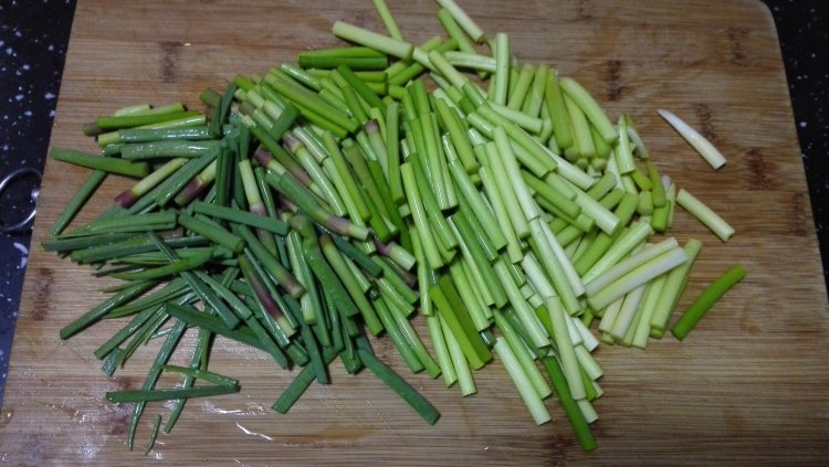 肉蛋炒蒜薹步骤2