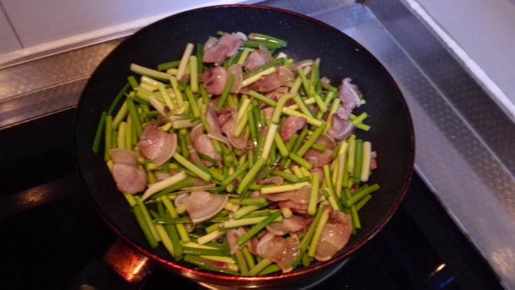 肉蛋炒蒜薹步骤7