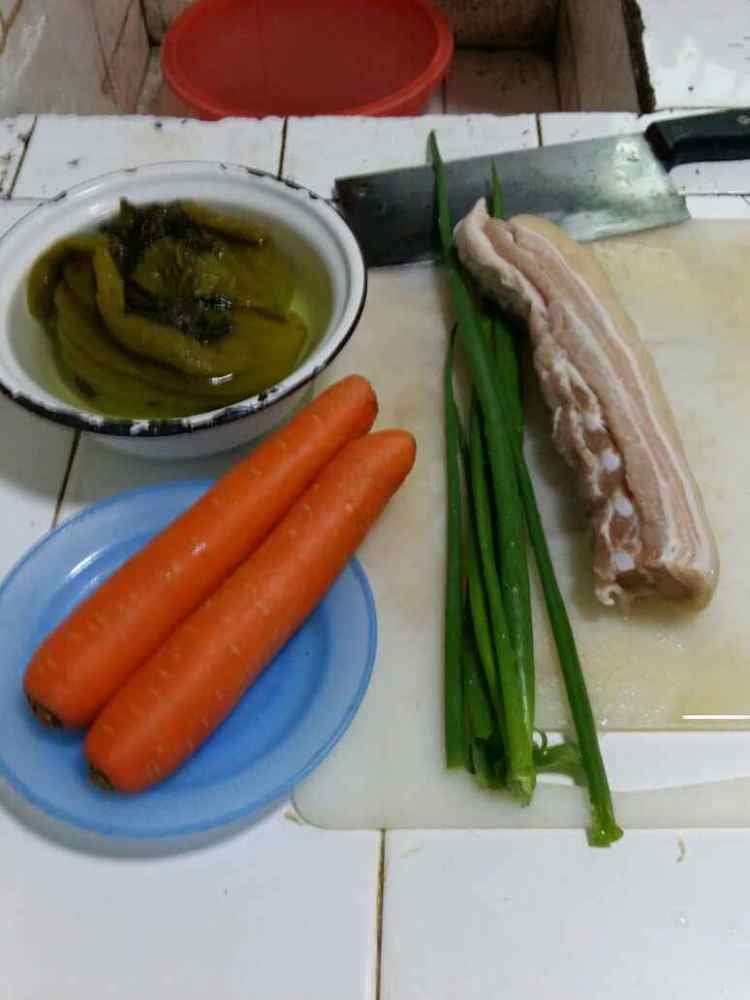酸菜胡萝卜五花肉步骤1