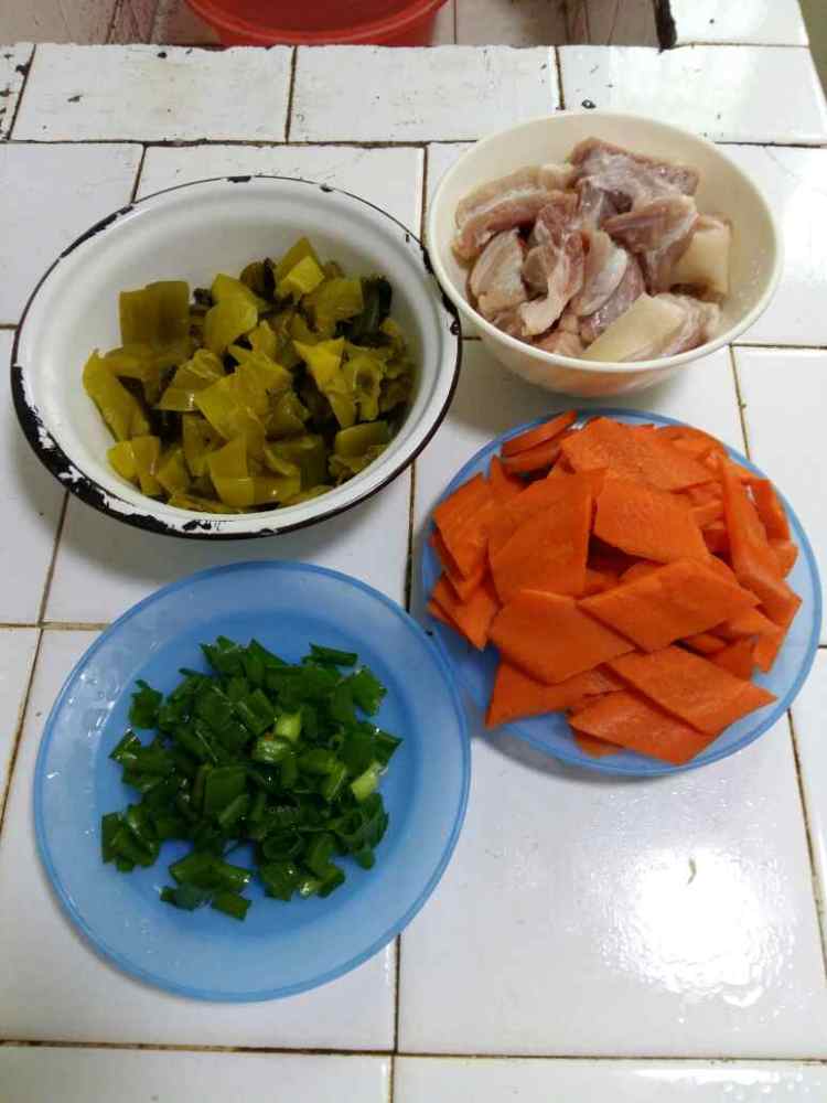 酸菜胡萝卜五花肉步骤2