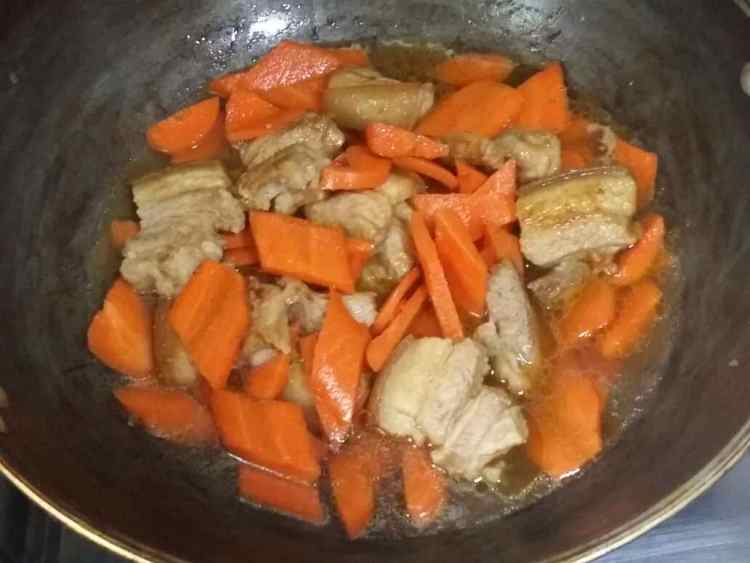 酸菜胡萝卜五花肉步骤7