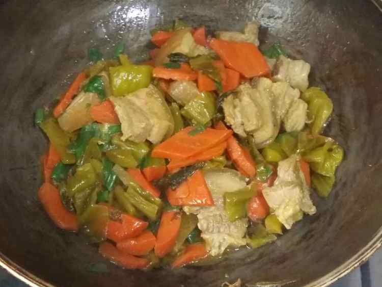 酸菜胡萝卜五花肉步骤11