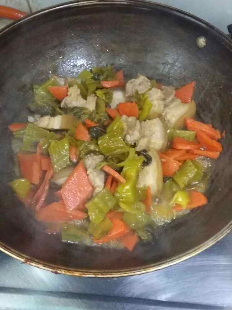 酸菜胡萝卜五花肉步骤9
