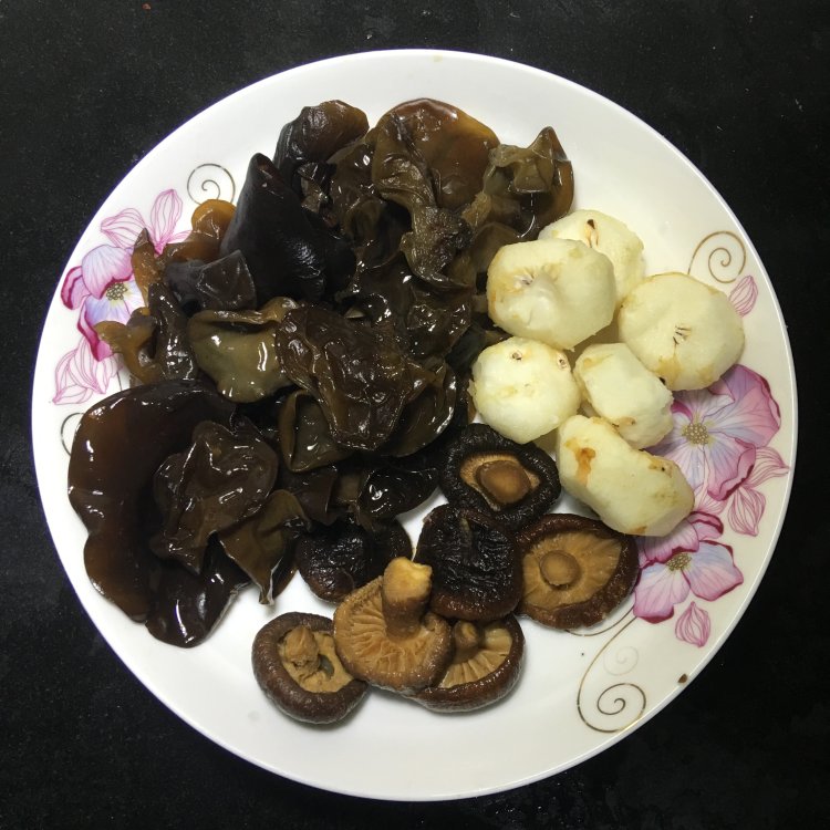 香菇木耳腐皮肉卷步骤1