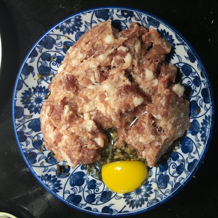 香菇木耳腐皮肉卷步骤4