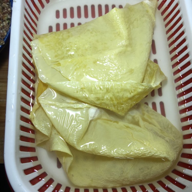 香菇木耳腐皮肉卷步骤7