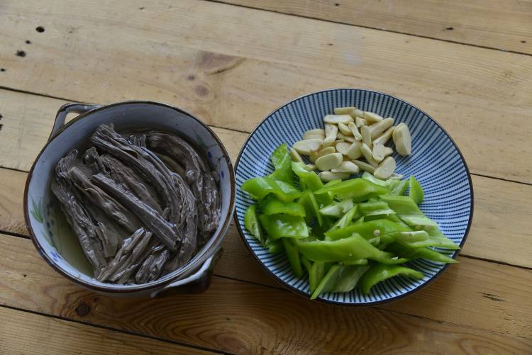 黑豆腐竹回锅肉步骤5