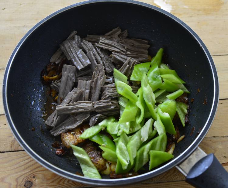 黑豆腐竹回锅肉步骤10