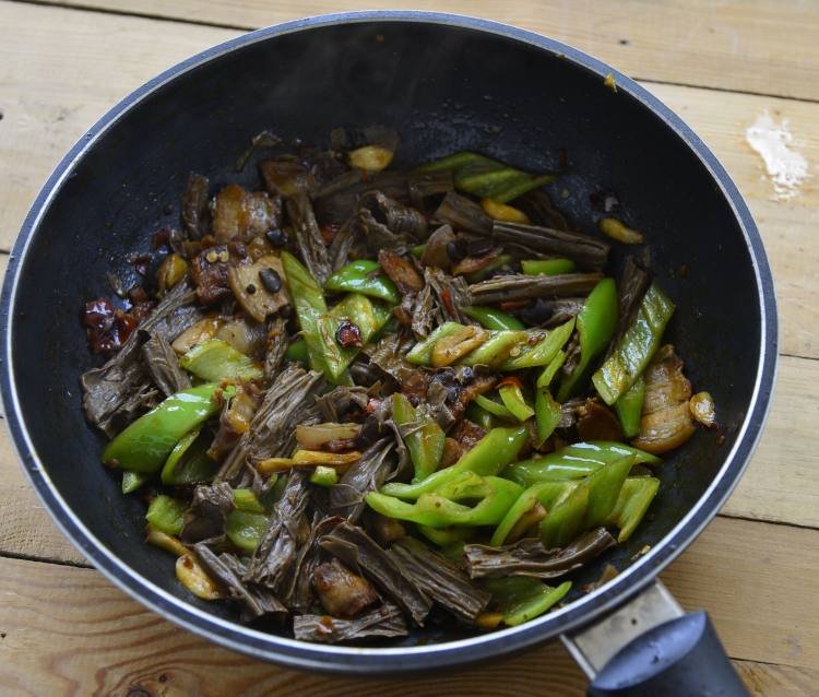 黑豆腐竹回锅肉步骤11