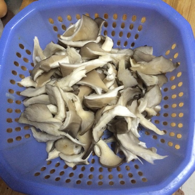 蘑菇炖五花肉步骤1