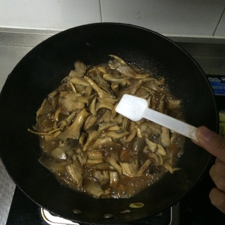 蘑菇炖五花肉步骤8