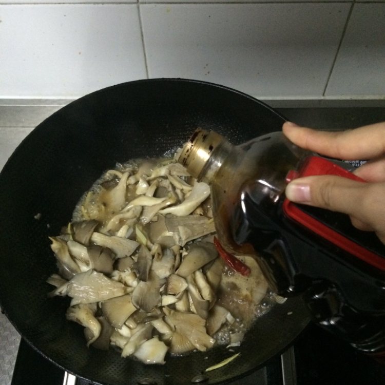 蘑菇炖五花肉步骤7