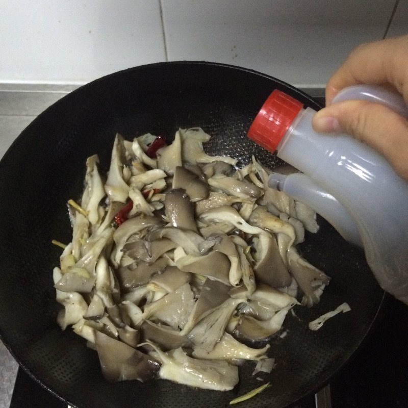 蘑菇炖五花肉步骤6