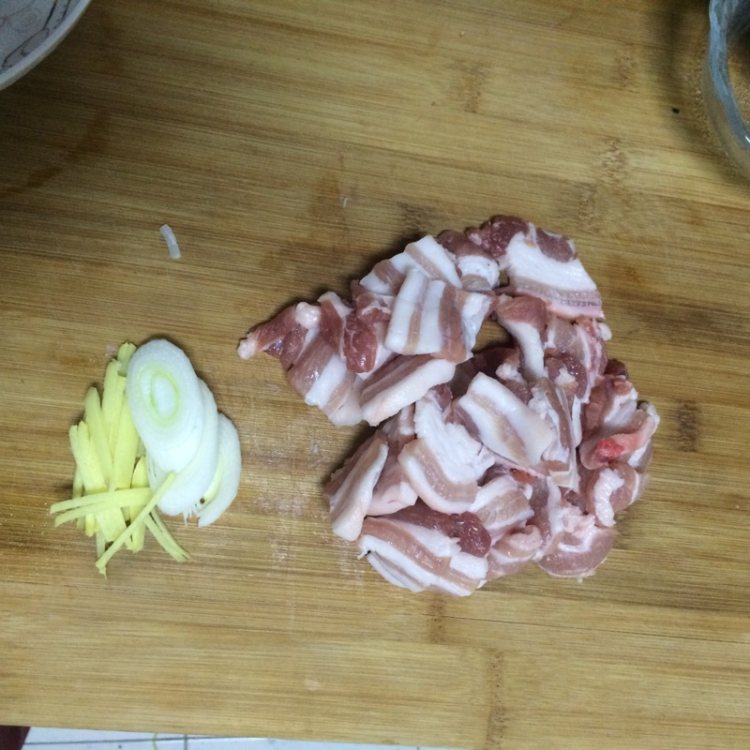 蘑菇炖五花肉步骤3
