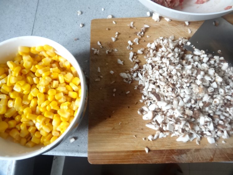 玉米香菇猪肉馄饨步骤3