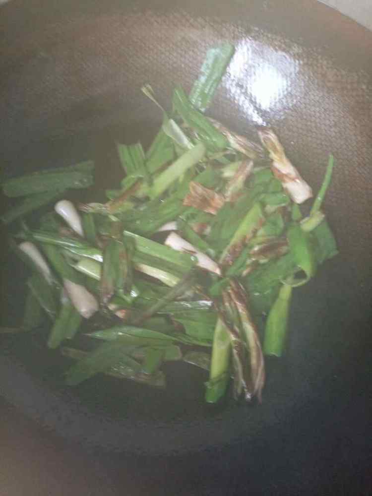 猪油渣炒蒜苗步骤7
