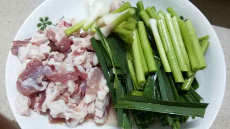 蒜苗炒五花肉步骤1