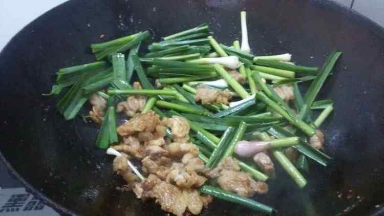 蒜苗炒五花肉步骤6