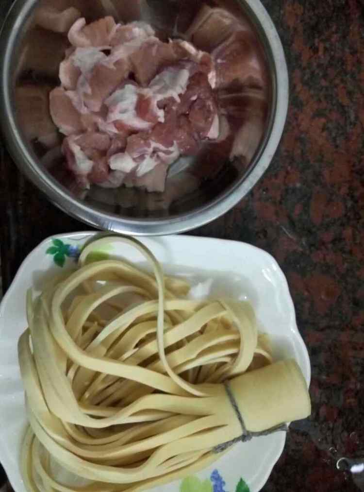 千张炒五花肉步骤1